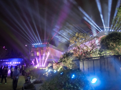 绚丽多彩的灯光秀 (1)