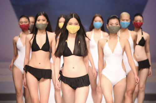 戴口罩模特泳装走秀呼吁环保 (1)