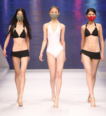 戴口罩模特泳装走秀呼吁环保 (2)