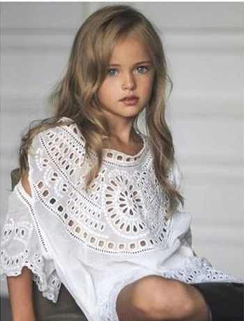 110公分的身高，棕黄色的头发，蓝色的眼睛，举手投足间乖巧清新。近期走红的9岁俄罗斯少儿天才“小模特”Kristina Pimenova让网友惊呼：“萌得一脸鼻血”。 俄罗斯盛产美女，最近这位人气小童星的走红，证明了俄国美女绝对是“从娃娃抓起”。