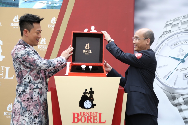 林峰与依波路表高层共同揭开装有新品的大型表盒